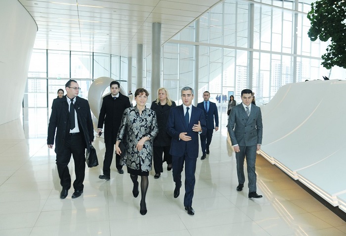 Ehegattin von ungarischem Premierminister besucht Heydar Aliyev Zentrum